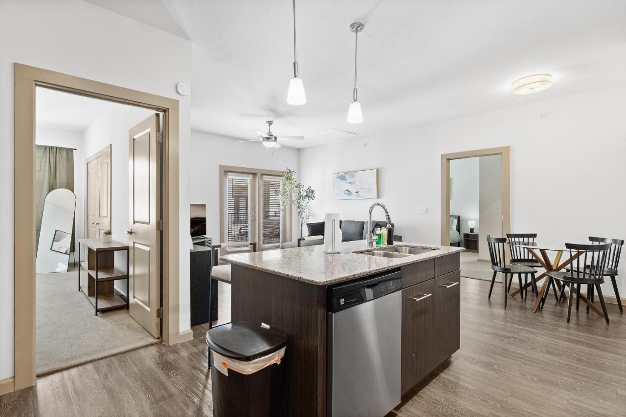 Luxe 3B/2B Getaway - Pool, Gym, Parking, Pet Wash Lägenhet Leander Exteriör bild